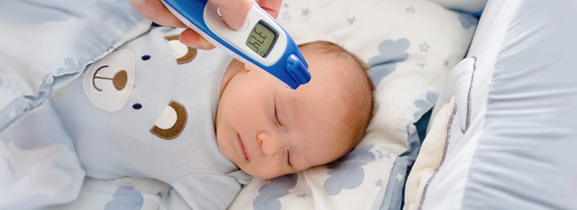 Sonno neonati: cosa fare quando il bambino ha la febbre